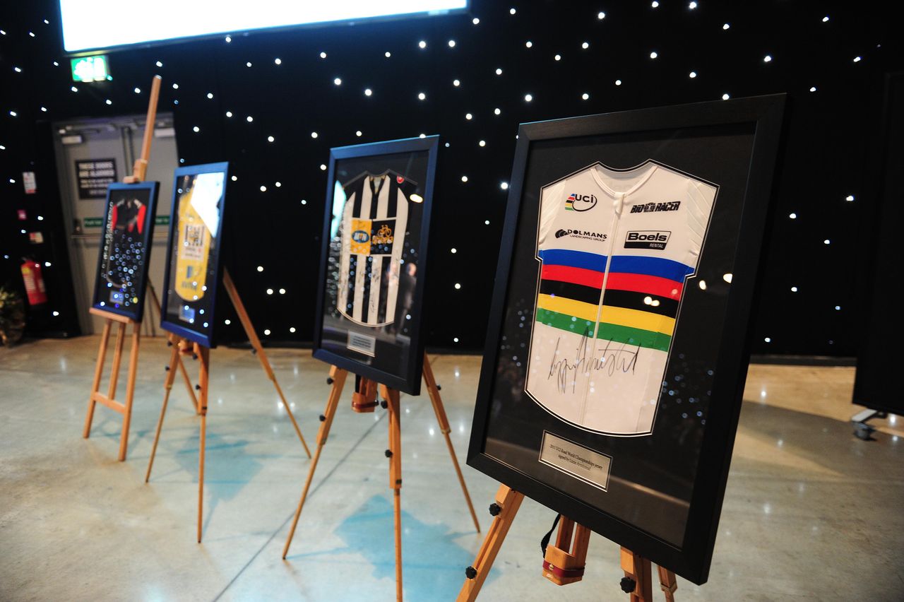 A signed Lizzie Armitstead world champion's jersey was up for grabs in the auction
