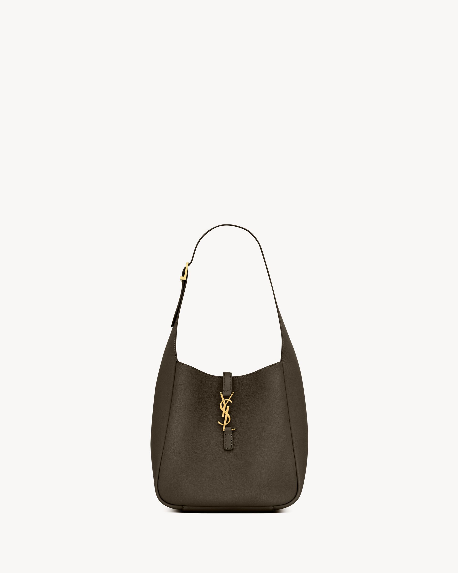Le 5 À 7 Supple Small in Grained Leather