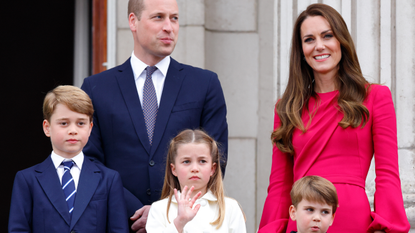 Prince George of Cambridge, Prince William, Duke of Cambridge, Princess Charlotte of Cambridge, Prince Louis of Cambridge and Catherine, Duchess of Cambridge stand on the balcony of Buckingham Palace