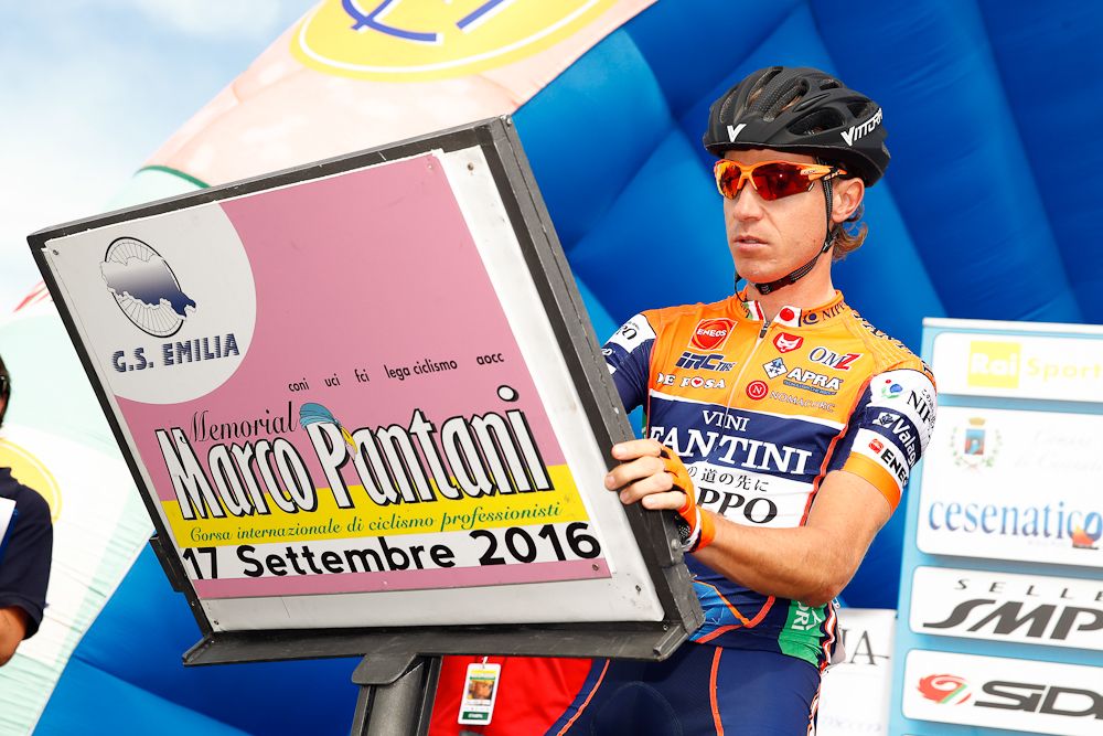 Damiano Cunego signs in ahead of Memorial Marco Pantani
