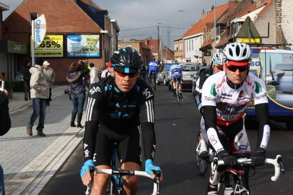 Jeremy Hunt (Sky) rides to sign in