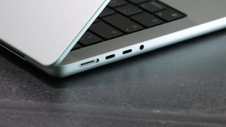 Gros plan sur les ports du MacBook Pro 14 pouces (2023)