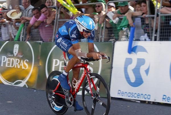 Ruben Plaza (Liberty Seguros) en route to finishing third in the Volta a Portugal's final stage.