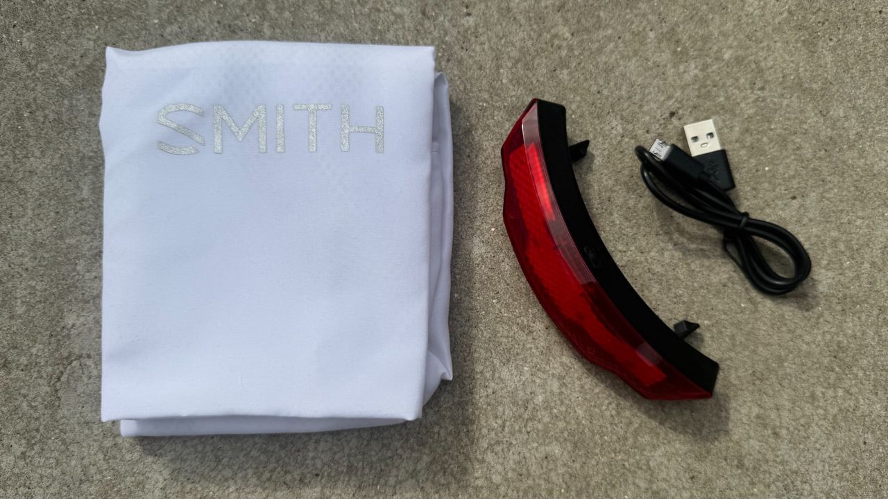 The Smith Dispatch helmet comes with helmet bag and rear light