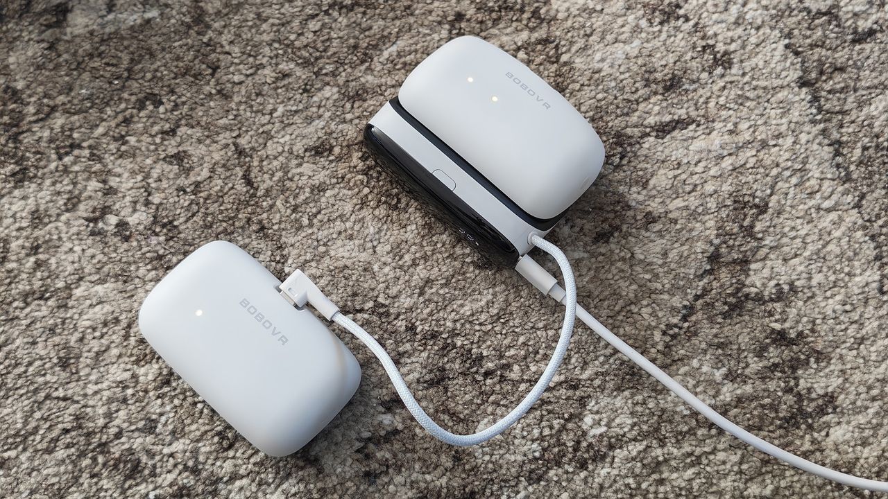 The BoboVR S3 Pro battery dock charging a battery pack