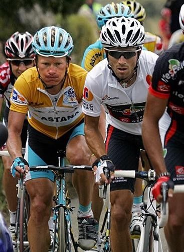 Alexandre Vinokourov (Astana Team) bides his time on the wheel of Alejandro Valverde (Caisse d'Epargne-Illes Balears).