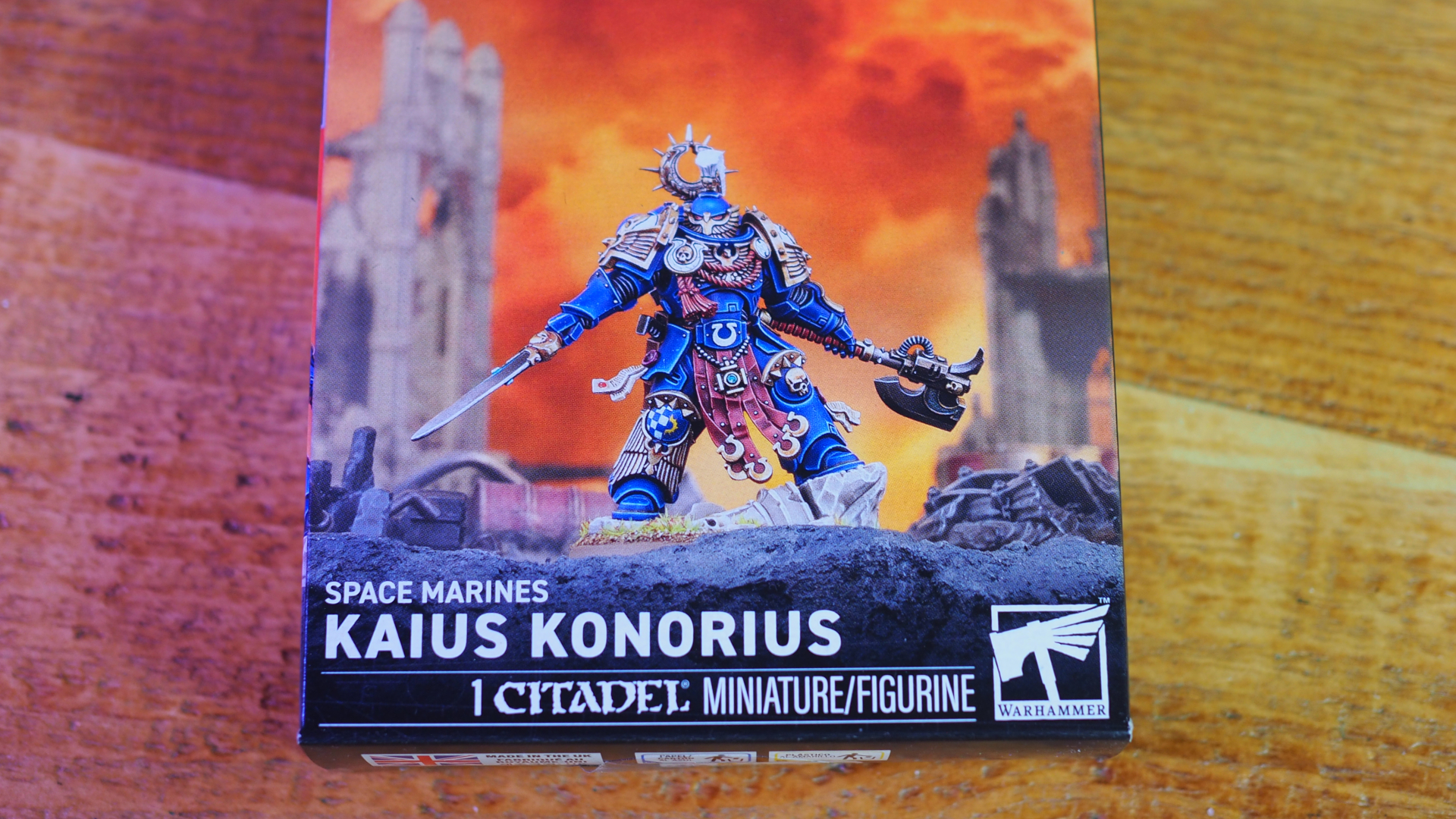 Kaius Konorius box on a wooden surface