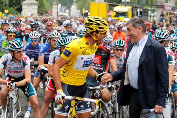 Fabian Cancellara (Saxo Bank) shares a joke with Eddy Merckx