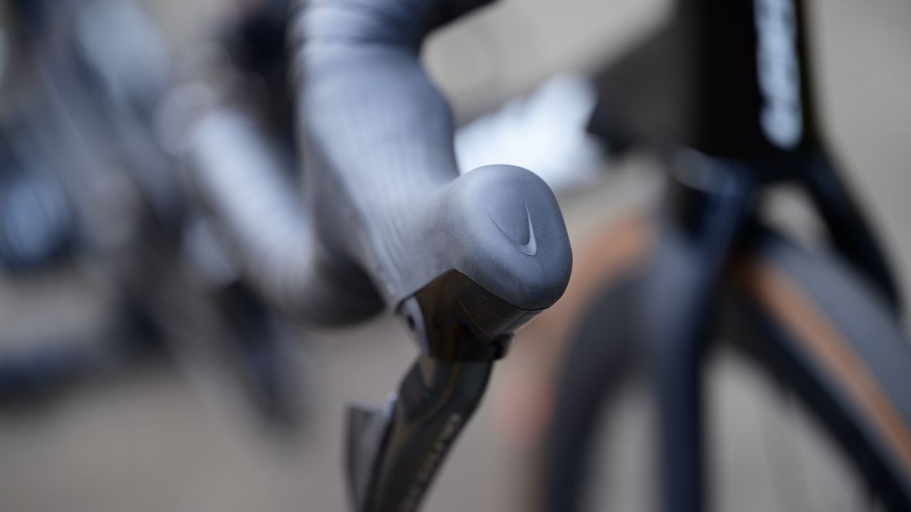 Shimano Dura-Ace R9150 Di2 buttons on top of hoods