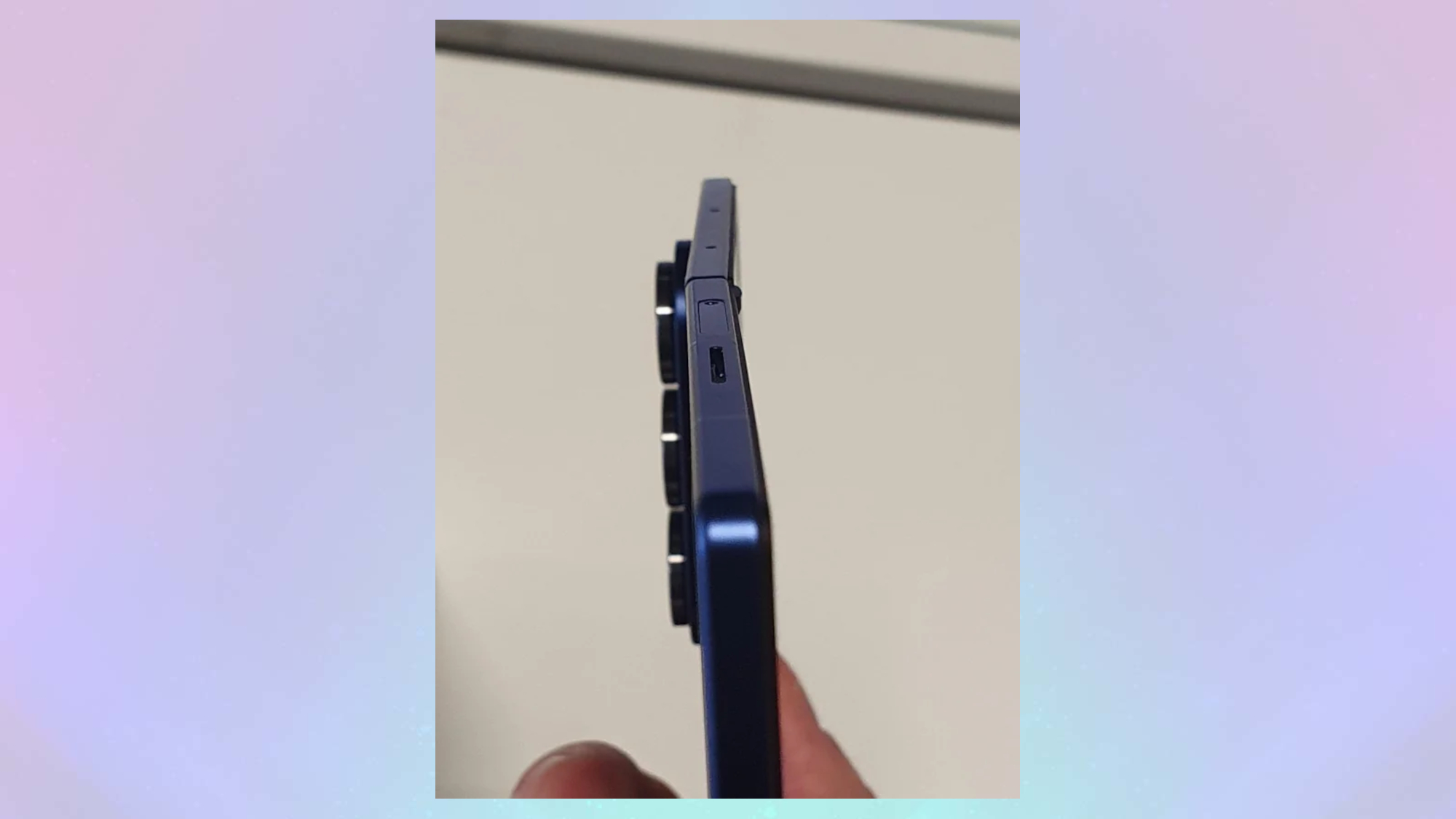 Galaxy Z Fold 7 model that doesn't fully unfold