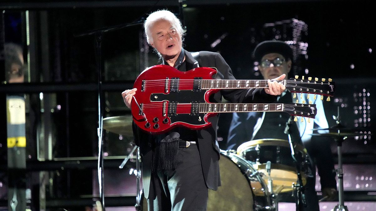 Jimmy Page plays Link Wray&#039;s Rumble onstage at the Rock and Roll Hall of Fame 2023