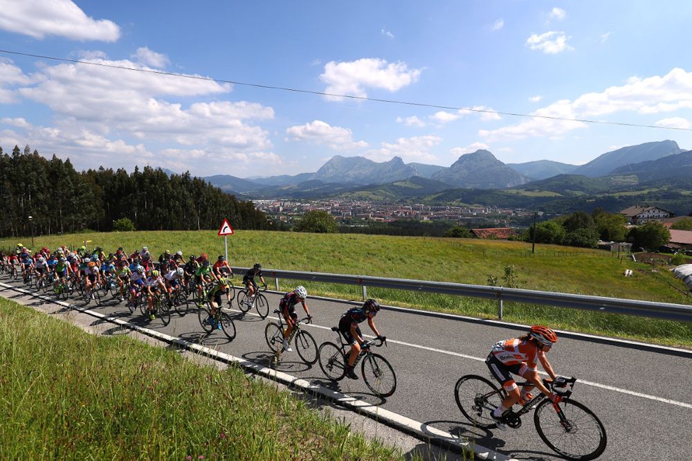 The peloton in action during the final stage at Emakumeen Bira