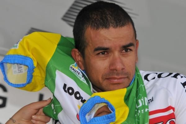 Leonardo Duque (Cofidis) dons the sprint classification leader's jersey.
