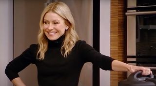 'Live' co-host Kelly Ripa does cooking segment.