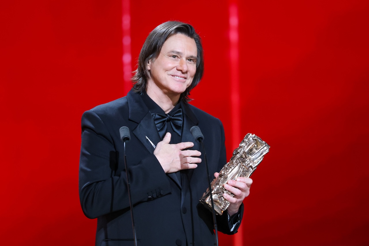 पॅरिस, फ्रान्स - 26 फेब्रुवारी: पॅरिस, फ्रान्स येथे 26 फेब्रुवारी 2026 रोजी लॉ ऑलिंपिया येथे 51 व्या सीझर चित्रपट पुरस्कारादरम्यान जिम कॅरी यांनी मानद सीझर पुरस्कार स्वीकारला. (स्टीफन कार्डिनेलचे फोटो - कॉर्बिस/कॉर्बिस गेटी इमेजेसद्वारे)