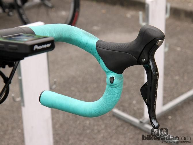Supplemental sprint shifters neatly poke out of the Lizard Skins DSP handlebar tape