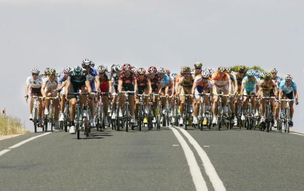 The peloton crests a rise on the home stretch.