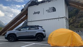 Jeep Avenger 4Xe TNF edition parked next to a yellow TNF tent