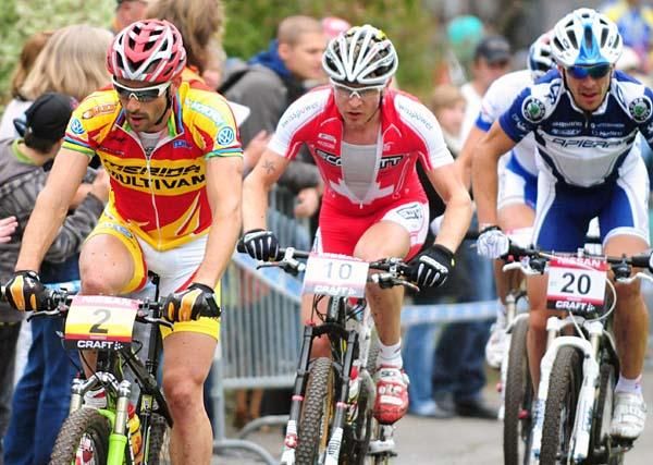Jose Antonio Hermida Ramos (Merida Multivan) with a group on lap one
