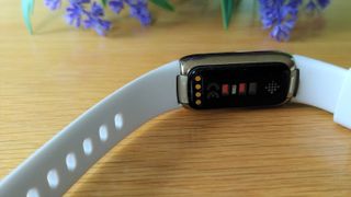Fitbit Luxen selustassa on sensoreita terveysmittausta varten
