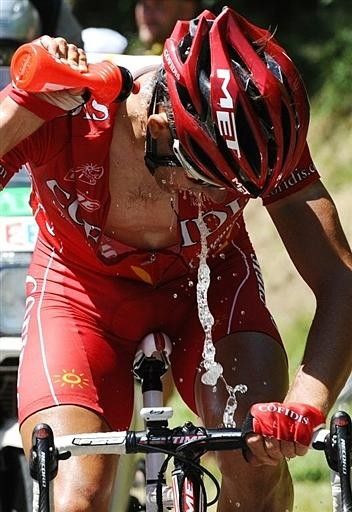 Ama&euml;l Moinard (Cofidis) douses himself with water as he tries to hold off the chasing group.