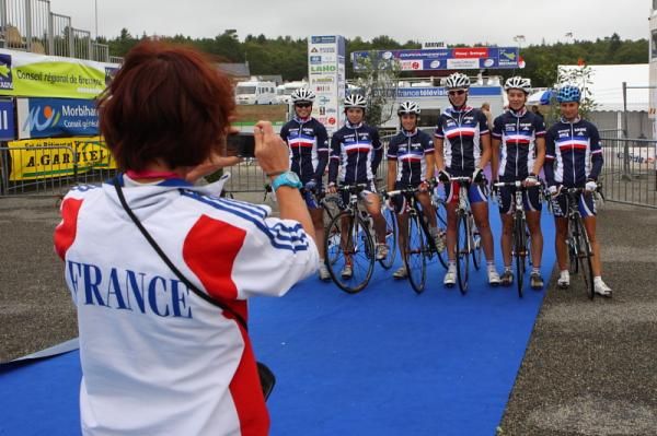 Souvenir photos for the French National Team before the start