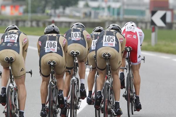 Team Footon-Servetto rides away.