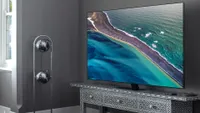 Samsung Q80T stående på gråt TV-møbel