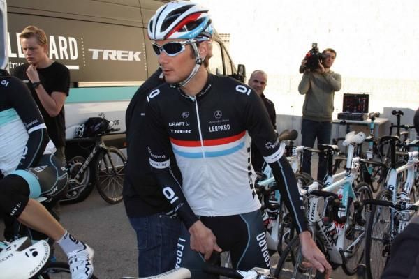 Fr&auml;nk Schleck sets off.