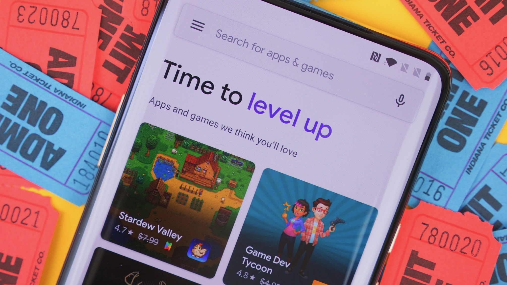 Close de um smartphone mostrando os jogos do Google Play Pass, cercados por tíquetes do Admit One