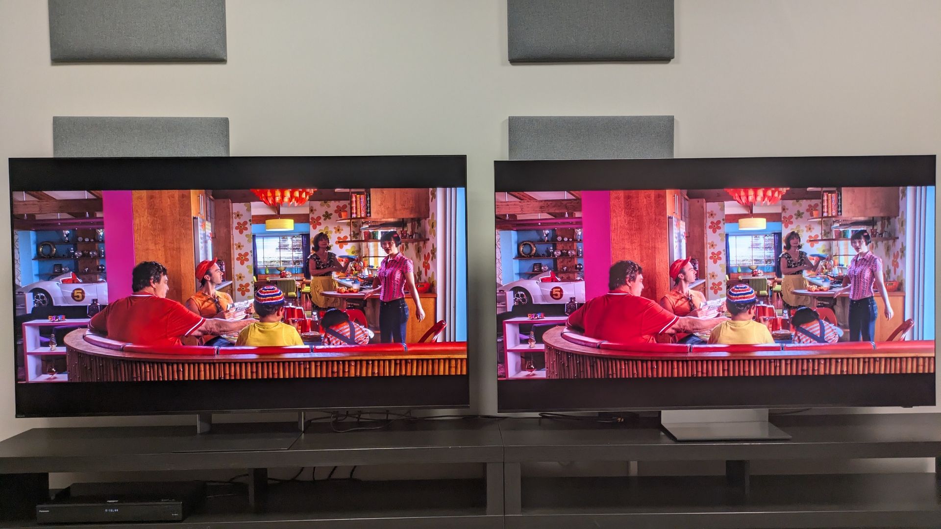 Sony Bravia 9 II vs Samsung R95H mostrando la familia Racer desayunando. Ambos televisores muestran colores vibrantes, pero Bravia 9 II tiene colores más profundos