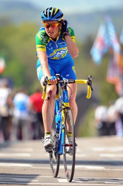 Heleen Van Vliet (AA Drink-Leontien.nl) showing the effects of an earlier crash.