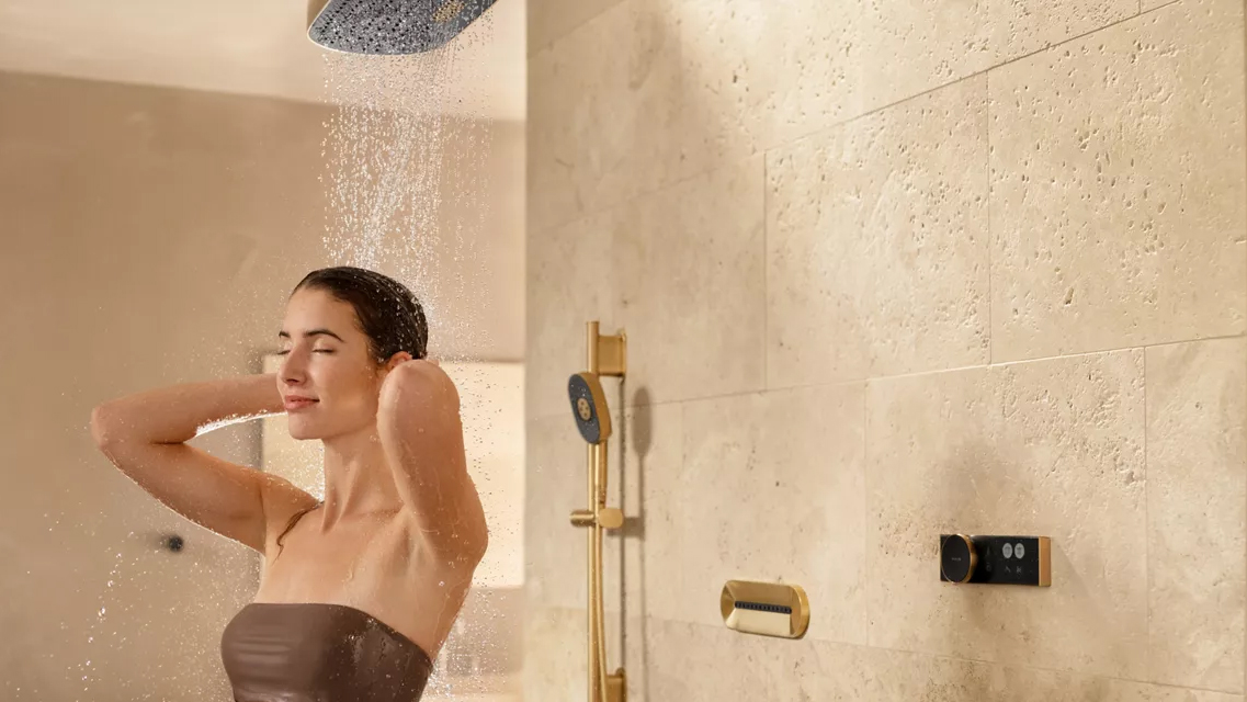 Una mujer duchándose con el sistema de ducha digital Kohler Anthem
