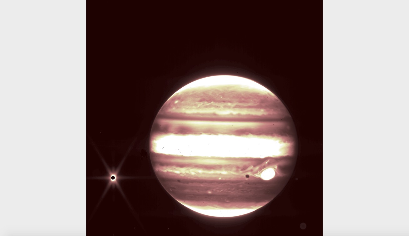 Юпитер и неговата луна Европа, вляво, се виждат през 2,12 микронния филтър на космическия телескоп NIRCam на Джеймс Уеб.
