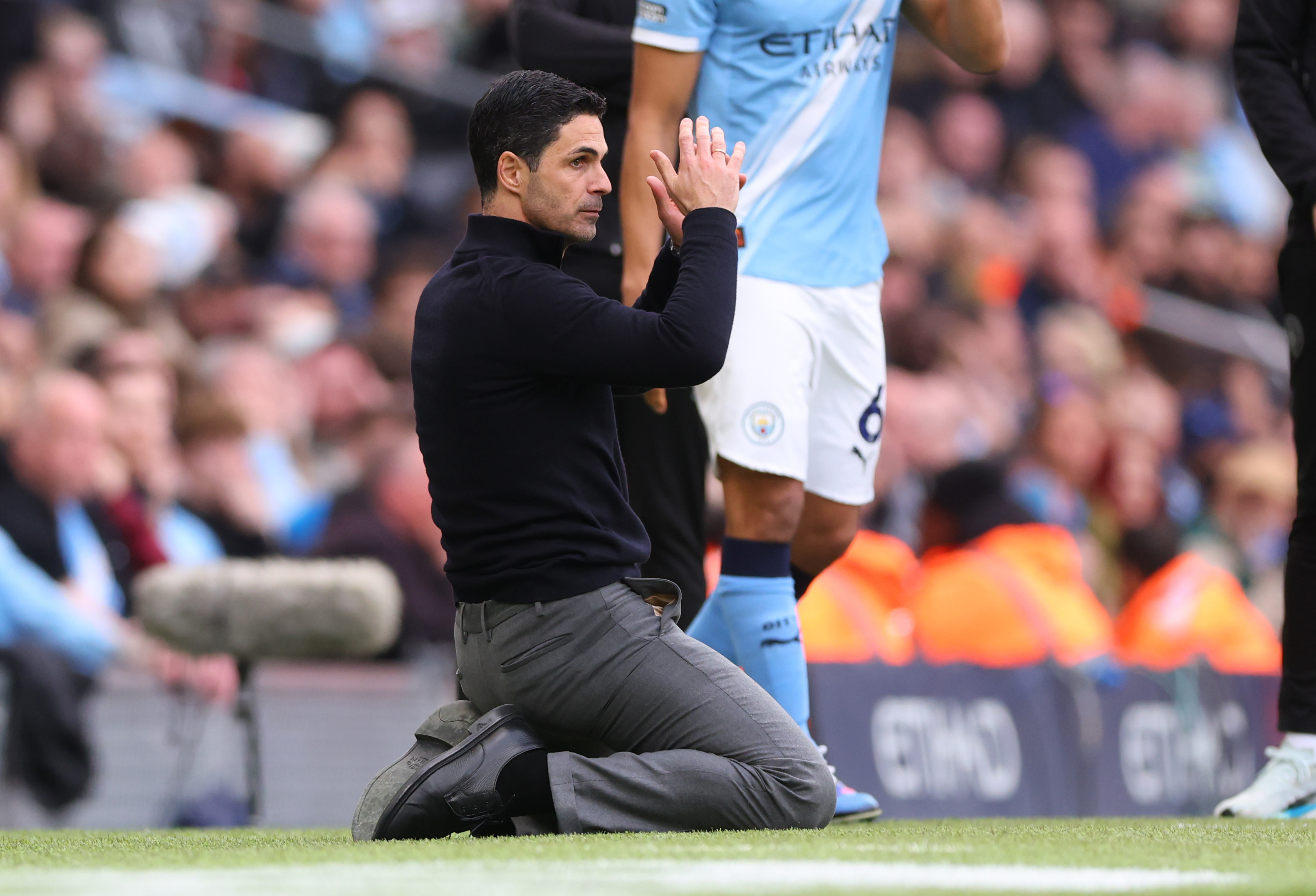 MANCHESTER, ENGLAND - APRIL 19: Mikel Arteta manager / head coach  of Arsenal reac during the Premier League match between Manchester City and Arsenal at Etihad Stadium on April 19, 2026 in Manchester, England. (Photo by Catherine Ivill - AMA/Getty Images)