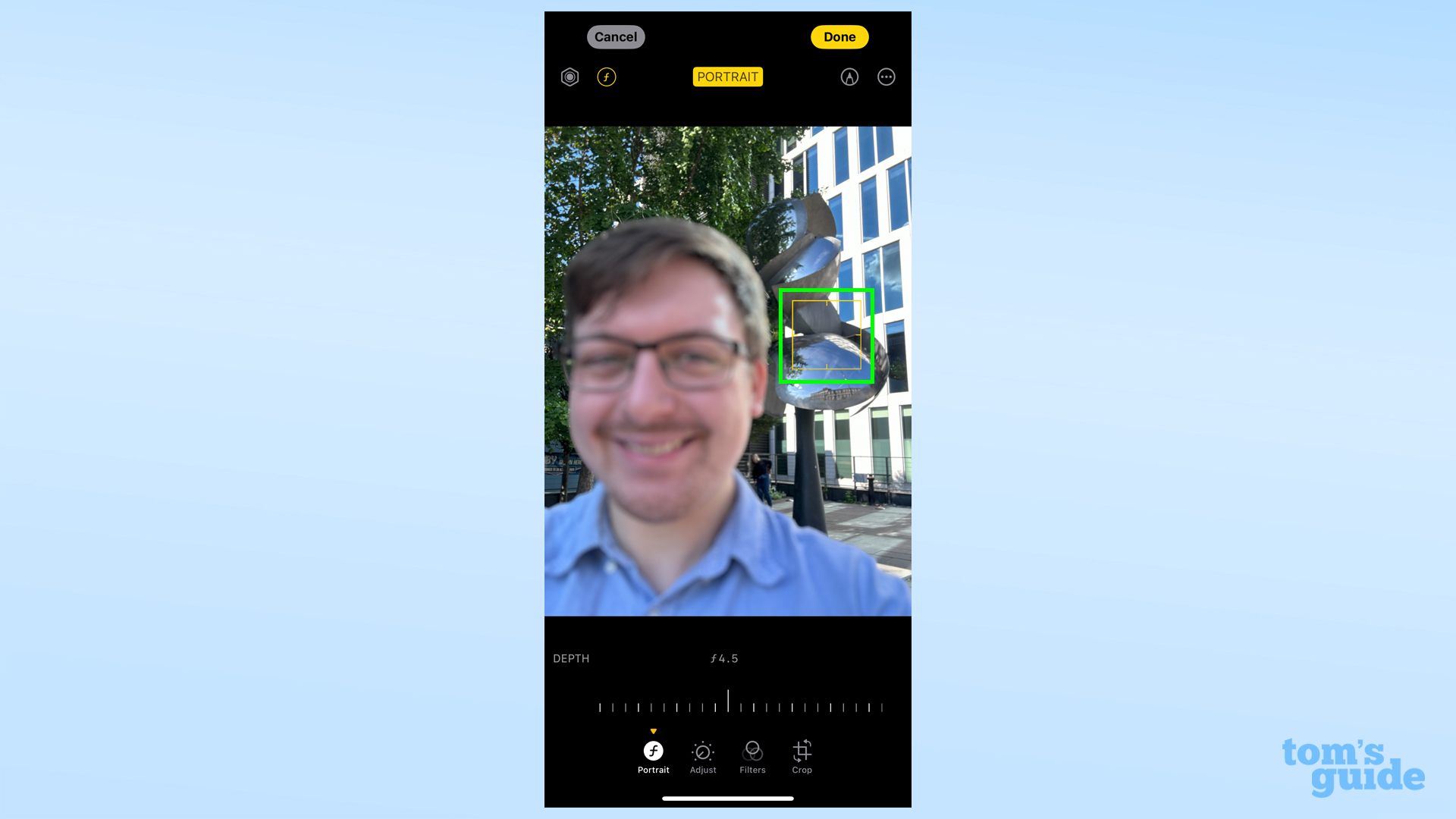 Una captura de pantalla que muestra cómo ajustar el enfoque de una imagen de retrato en un iPhone con iOS 17