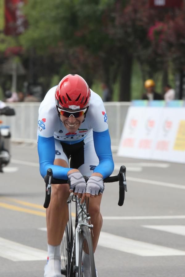 A rider of the Tabriz Petrochemical team tackles the prologue
