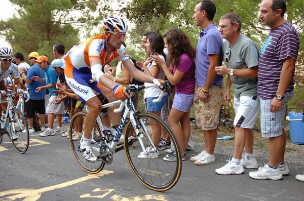 Denis Menchov (Rabobank) struggles on the Alto Xorret de Cat&igrave;, feeling the effects of a crash earlier in the stage.