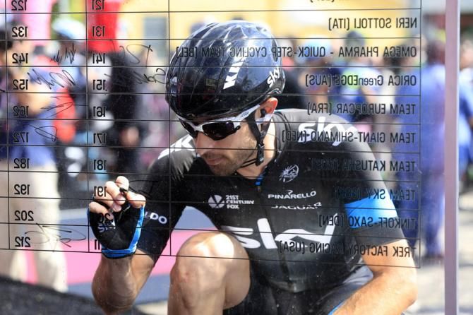 Dario Cataldo (Team Sky) signs on