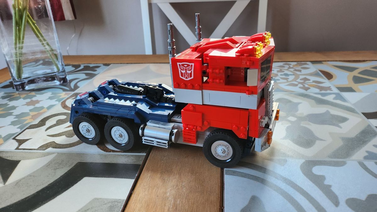 Lego Optimus Prime (10302)_model in truck mode