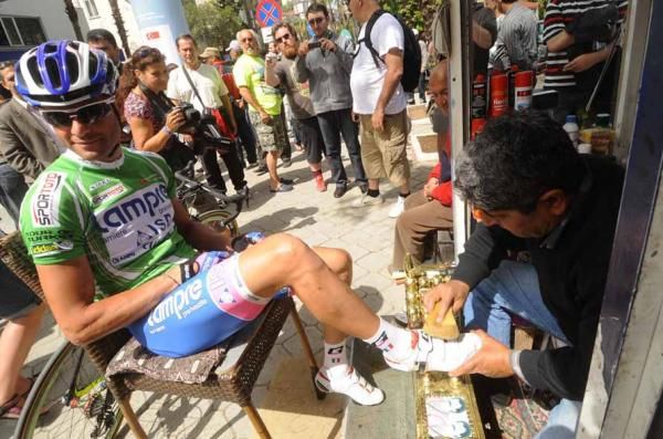 Alessandro Petacchi (Lampre-ISD) has his shoes shined before the start of stage 6 of the Tour of Turkey.