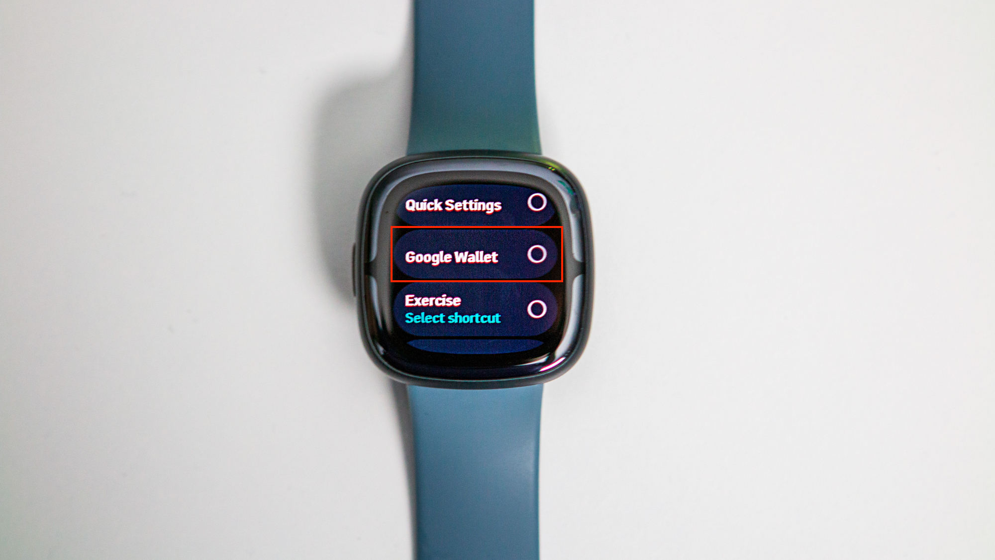 Fitbit Sense 2'de kısayola uzun süre basmak için Google Cüzdan'ı seçin