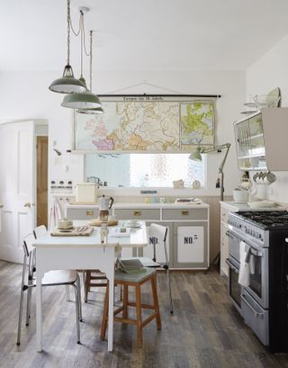 kitchen_with_map_blinds_oven_retrostyle