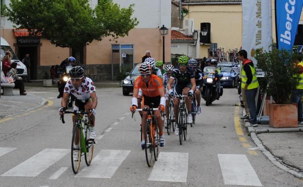 Mountains classification leader Walter Pedraza (EPM-UNE) leads the early break.