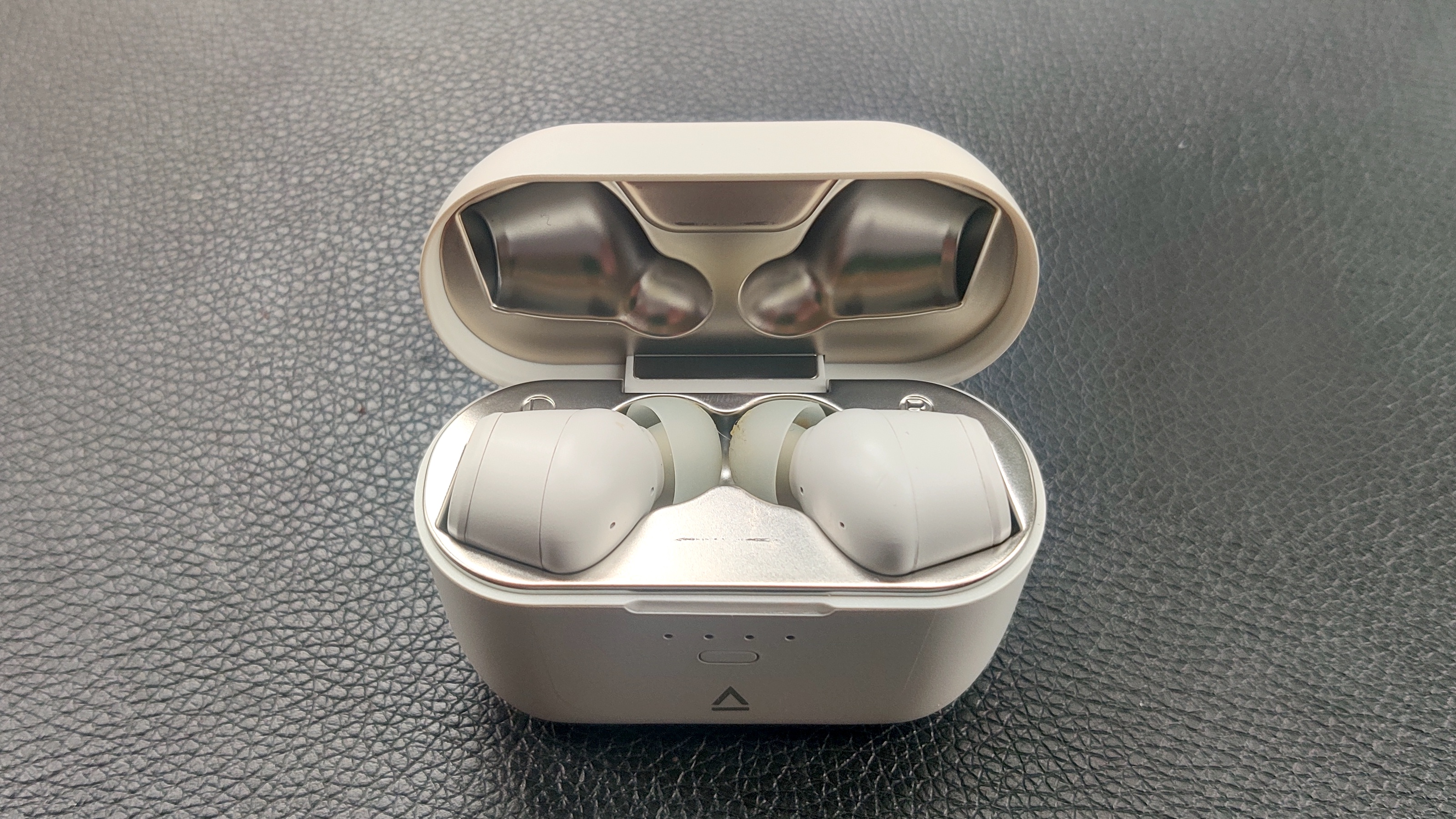 Auriculares Creative Zen Air SXFI en gris con estuche de carga