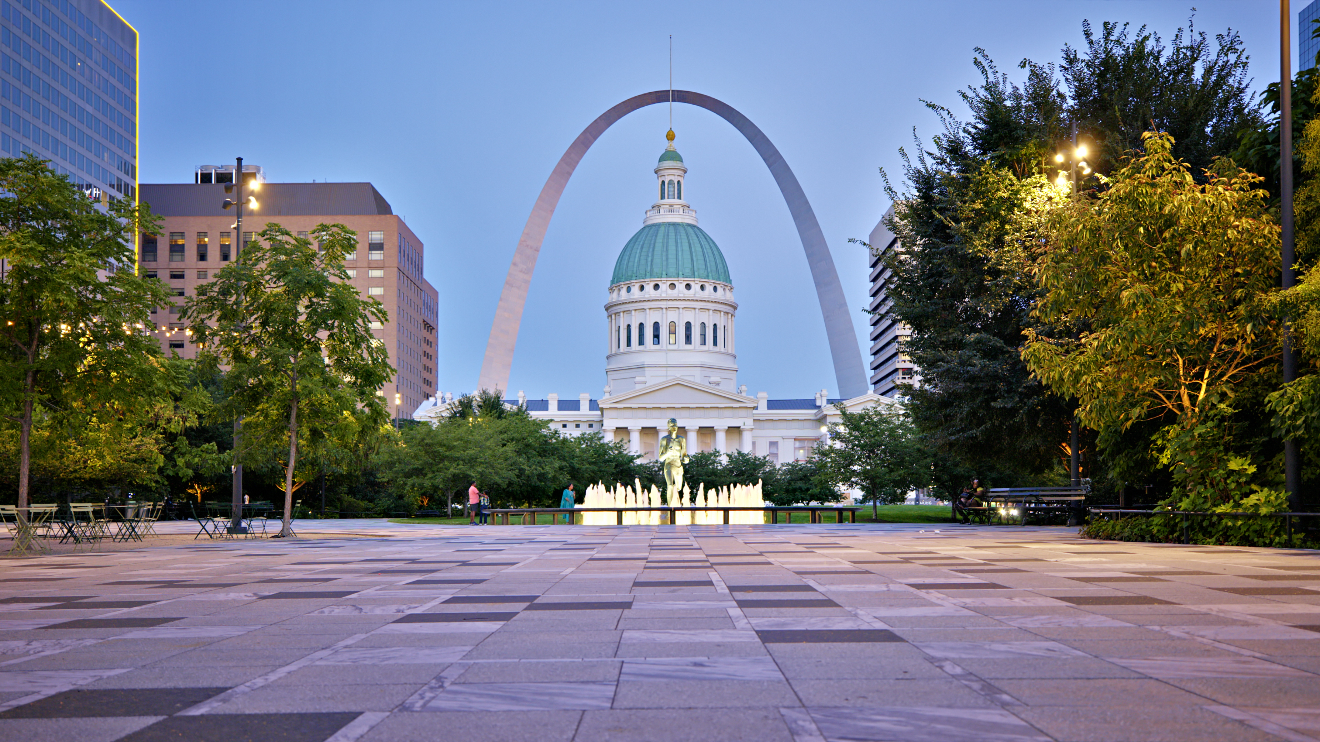 Photograph of the City Hall and Gateway Arch, St Louis