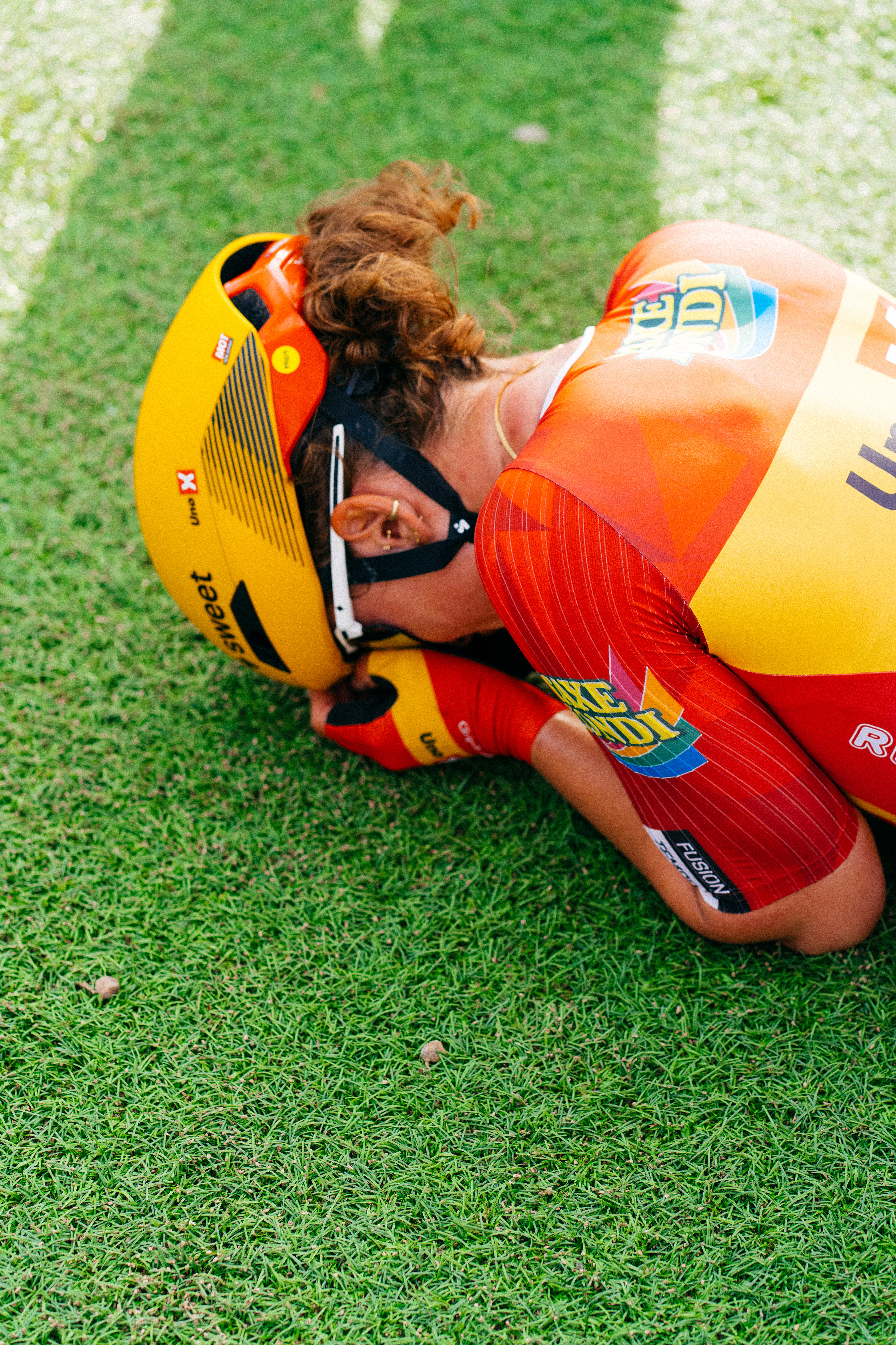 Ciclistas profesionales al final de la París-Roubaix