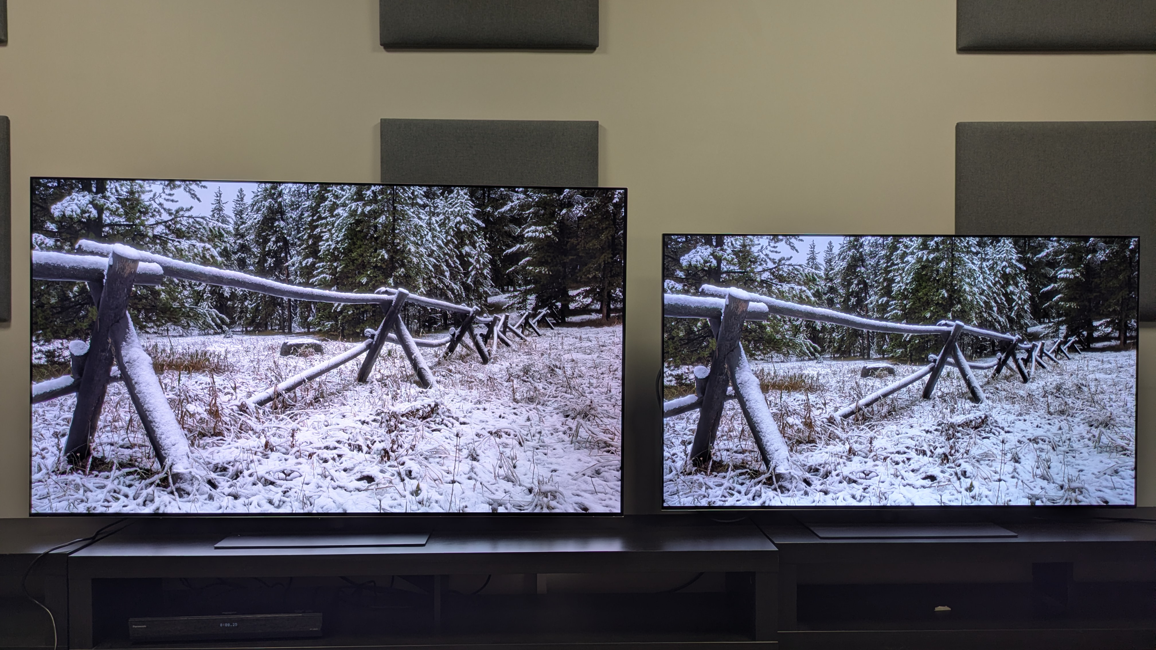 The LG G6 (left) and LG G5 (right) showing a snow covered fence on screen. The G6's whites appear more punchy and the image itself is more balanced compared to the G5, which looks too blue in places