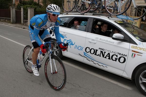 Marco Frapporti back at the Colnago team car.