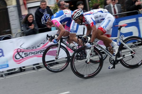 Alesandro Petacchi (Lampre) and Alberto Loddo (Androni-Giocatolli) go mano-a-mano